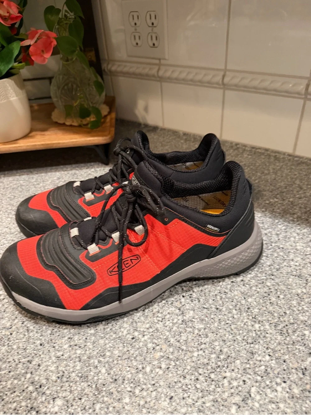 Keen Men's Red and Black Low-Top Sneakers Water Resistant Sz 13